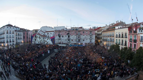 Concentración en la plaza de Nelson Mandela, en el barrio madrileño de Lavapiés, para protestar por la muerte del mantero senegalés Mmame Mbage. EFE/Rodrigo Jiménez