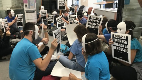 Activistes del Tsunami Democràtic ocupen una oficina de CaixaBank al barri de Gràcia, Barcelona. @tsunami_dem