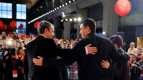 El secretario general del PSOE, Pedro Sánchez (d) y el exlíder socialista, José Luis Rodríguez Zapatero, durante la inauguración de la Escuela Buen Gobierno Jaime Vera del PSOE. | JUAN CARLOS HIDALGO (EFE)