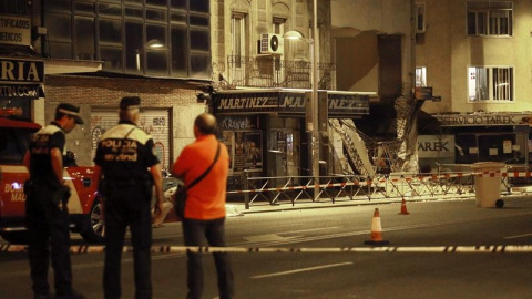 La Policía Municipal acordona la zona junto al número 1 de la calle Amalia, en el madrileño distrito de Tetuán./ EFE