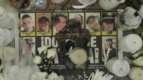 Homenaje a los fallecidos en el atentado contra la Escuela de Cadetes de la Policía en Bogotá (Colombia). / EFE