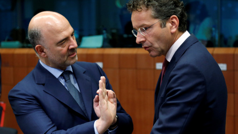 El Comisario europeo de Asuntos Económicos y Financieros, Fiscalidad y Aduanas en la Comisión Juncker Pierre Moscovici , habla con el ministro de Finanzas holandés y presidente del Eurogrupo, Jeroen Dijsselbloem ( El ) durante una reunión d