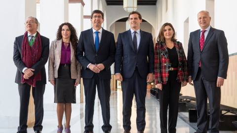 El líder de Ciudadanos, Albert Rivera, presenta en Sevilla a los nuevos consejeros de su partido que formarán parte del Ejecutivo andaluz tras darlo a conocer en rueda de prensa el presidente de la Junta de Andalucía, Juanma Moreno. EFE/Raú