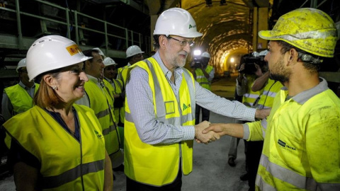 El presidente del Gobierno, Mariano Rajoy, junto a la ministra de Fomento, Ana Pastor, saluda a un trabajador durante la visita que ha realizado a las obras de la Línea de Alta Velocidad (AVE) en el túnel de Prado (Vilar de Barrio)./ EFE