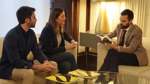 El president del Parlament, Roger Torrent, amb la coordinadora d'Amnistia Internacional, Adriana Ribas, i el responsable de relacions institucionals d'AI Catalunya, Eduard Martínez.