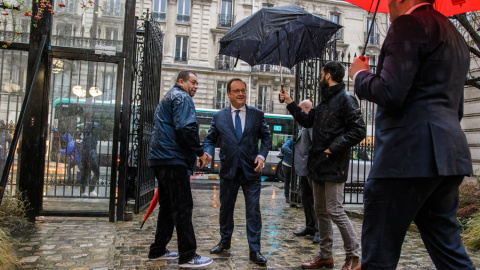 El expresidente francés Francois Hollande es recibido por miembros del Partido Socialista (PS), a su llegada a la sede del partido para participar en las primarias para elegir alnuevo líder del partido, en París (Francia).. EFE/CHRISTOPHE P