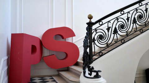 El logo del Partido Socialista francés (PS), en una escalera de su sede en París, conocida como 'Solferino'. AFP/ STEPHANE DE SAKUTIN