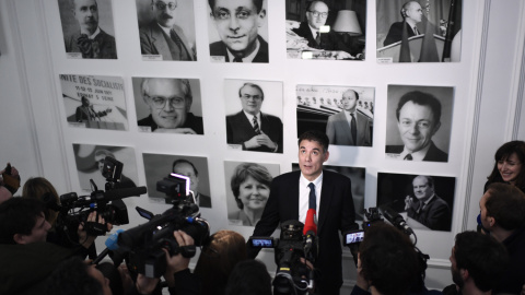 El nuevo líder del Partido Socialista (PS) francés, Olivier Faure, posa para los medios antes de una rueda de prensa en la sede de la formación, junto a las fotos de anteriores líderes. AFP/STEPHANE DE SAKUTIN