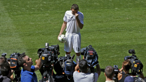 El último fichaje del Real Madriod, ya de blanco, pisa por primera vez el cesped del Santiago Bernabeu. REUTERS/Juan Medina