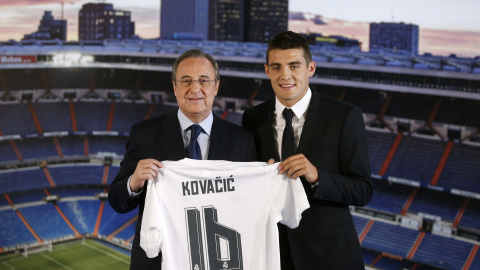 El mediocentro croata Mateo Kovacic acompañado por el presidente del Real Madrid, Florentino Pérez, durante su presentación como nuevo jugador del club blanco. EFE/Juan Carlos Hidalgo