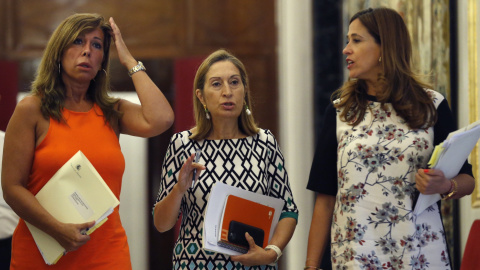 La presidenta de la Cámara Baja, Ana Pastor, falnqueada por a la vicepresidenta tercera de la Mesa del Congreso, Rosa María Romerom y la secretaria primera, Alicia Sánchez-Camacho, a su llegada a la reunión de la Mesa, en el Congreso de los