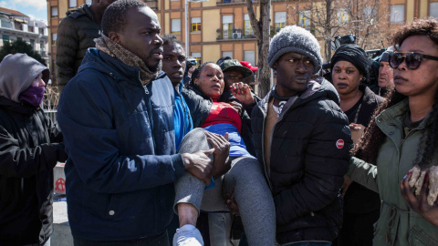 Una mujer herida durante los enfrentamientos con la Policía en la Plaza Nelson Mandela de Lavapiés, Madrid.- JAIRO VARGAS