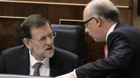 El presidente del Gobierno en funciones, Mariano Rajoy, conversa con el ministro de Hacienda y Administraciones públicas en funciones, Cristóbal Montoro, en una foto de archivo.- EFE