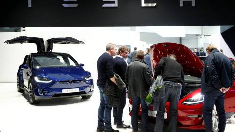 Los visitantes miran los vehículos eléctricos de Tesla en el Salón del Automóvil de Bruselas. REUTERS / Francois Lenoir