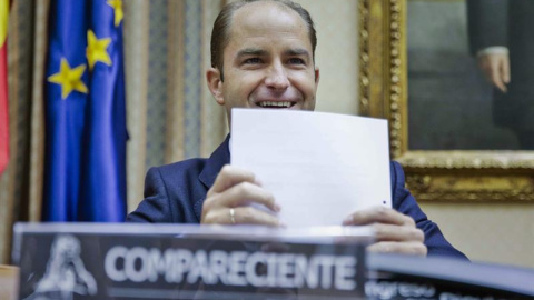 El secretario de Estado de Empleo, Juan Pablo Riesgo, detalla las principales líneas del proyecto de ley de presupuestos para el próximo año durante su comparecencia hoy ante la comisión de Presupuestos del Congreso. EFE/Emilio Naranjo