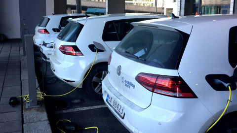 Vehículos eléctricos aparcados en una calle de Oslo (Noruega). REUTERS/Terje Solsvik