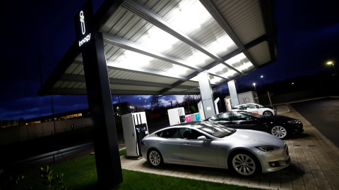 Estación de carga para vehículos eléctricos,producida con energía solar,con respaldo de baterías del proveedor alemán de energía ecológica Innogy SE en Duisburgo. REUTERS / Wolfgang Rattay