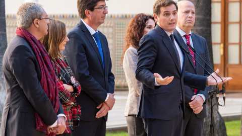 El líder de Ciudadanos, Albert Rivera, durante la presentación en Sevilla de los cinco consejeros de su partido que formarán parte del Ejecutivo andaluz tras darlo a conocer en rueda de prensa el presidente de la Junta de Andalucía, Juanma 