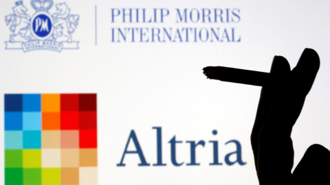 Unos dedos sujetan un cigarrillo en una composición con los logos de Altria y de Philip Morris. REUTERS