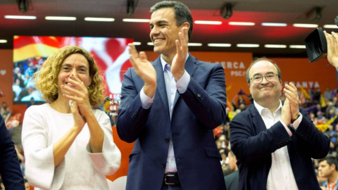 El líder socialista, Pedro Sánchez, con la cabeza de lista por Barcelona, Meritxell Batet, y el primer secretario del PSC, Miquel Iceta, en un mitin en Barcelona en la campaña de las elecciones generales del 28-A. EFE