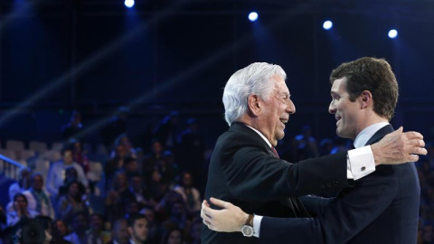 El presidente del PP, Pablo Casado (d), felicita al premio Nobel de Literatura, el peruano Mario Vargas Llosa (i), al término de su intervención durante la segunda jornada de la Convención Nacional del Partido Popular que se celebra hasta m