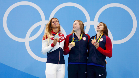 Efimova, junto a Lilly King y Katie Meili en el podio. REUTERS/Stefan Wermuth