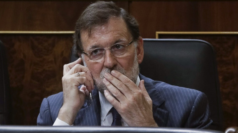 El presidente del Gobierno, Mariano Rajoy, durante el pleno del Congreso donde hoy se debate el tercer programa de ayudas a Grecia y la contribución española, cifrada en 10.148 millones de euros. EFE/Emilio Naranjo