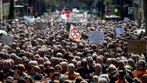 Manifestació a Barcelona per unes pensions dignes i en contra de la revalorització de només el 25%. EFE / Quique García