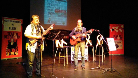 Actuació musical de Juanjo Anaya durant l'acte organitzat al Teatro del Barrio, a Lavapiés, per 'Madrileñ@s por el derecho a decidir' / J. P.