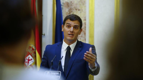 El líder de Ciudadanos, Albert Rivera, durante la declaración ante los medios de comunicación que ha ofrecido hoy en el Congreso de los Diputados.- EFE/J. P. Gandul