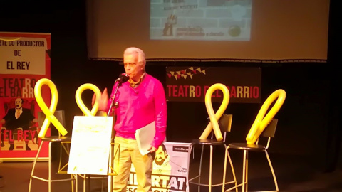 L'advocat Carlos Vila durant la seva intervenció en l'acte de 'Madrileñ@s por el derecho a decidir', al Teatro del Barrio, a Lavapiés / J.P.