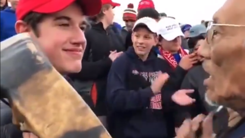 Captura del vídeo en el que el joven, partidario de Trump, se ríe del indígena que quería honrar la memoria de sus caídos.