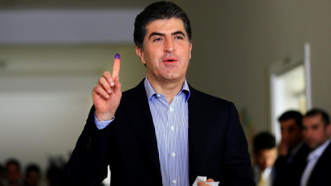 30/09/2019 - El primer ministro del gobierno regional de Kurdistán, Nechirvan Barzani, muestra su dedo manchado de tinta después de emitir su voto en un colegio electoral durante las elecciones parlamentarias en la región semiautónoma de Er