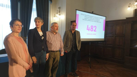 Los representantes del Foro Social presentan en San Sebastián un informe comparativo sobre casos sin revolver relativos a la violencia de ETA, los GAL y otros grupos que operaron en el País Vasco.