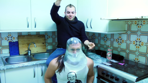 Dos youtubers se graban haciendo el 'condon challenge'. | YouTube