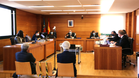 L'expresident d'Escal UGS, Recaredo del Potro (dreta) i l'exconseller delegat, José Luis Martínez Dalmau (esquerra), asseguts al banc dels acusats en la primera jornada del judici del Castor.