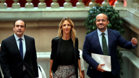 La portavoz del PP en el Congreso de los Diputados, Cayetana Álvarez de Toledo (c), acompañada de los diputados del PPC Daniel Serrano (i) y Alejandro Fernández, a su llegada al Parlament, para seguir la sesión de la tarde del debate de pol