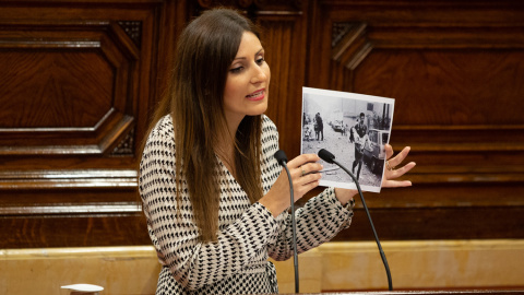 La portavoz de Ciudadanos en el Senado y portavoz en el Parlament, Lorena Roldán, muestra una fotografía del atentado de ETA en la casa cuartel de Vic, durante su intervención en el debate sobre política general. E.P./David Zorrakino