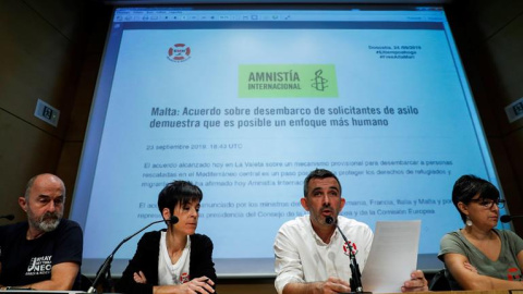 Los dirigentes de la ONG Salvamento Marítimo Humanitario (i-d) Iñigo Gutiérrez, Izaskun Arriaran, Iñigo Mijangos y Amaia Martínez, han ofrecido una rueda de prensa este miércoles en San Sebastián para denunciar el "bloqueo" del Aita Mari en