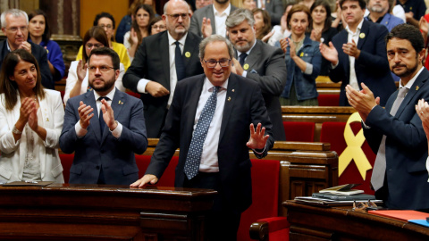 El presidente de la Generalitat, Quim Torra, recibe los aplausos de los diputados de JxCat y ERC tras su discurso en el debate de Política General en el pleno del Parlament, el segundo de la presente legislatura. EFE/Toni Albir