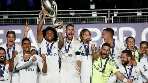 Ramos y Marcelo levantan el trofeo de la Supercopa de Europa que ha conquistado el Real Madrid. /EFE