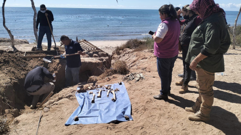 13-2-34 - Imagen de una expedición de Madres Buscadoras de Sonora en una fosa clandestina.