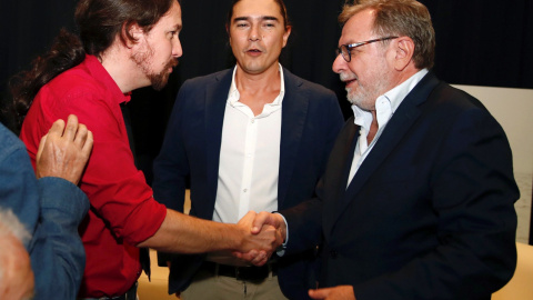 25/09/2019.- El líder de Podemos, Pablo Iglesias (i) saluda al periodista y miembro de la RAE Juan Luis Cebrián (d) junto al autor, Daniel Serrano, durante la presentación de la obra 'Cal viva'. / EFE - JAVIER LÓPEZ