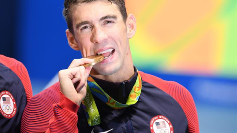 Michael Phelps posa con una de sus medallas de oro./ EFE