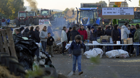 Unos 400 agricultores bloquean la autopista AP-7 en Pontós (Girona), a unos 40 kilómetros de la frontera francesa.