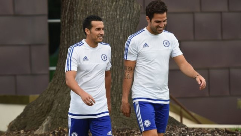 Pedro, junto a Cesc Fàbregas, en su primer entrenamiento con el Chelsea. - CHELSEA FC