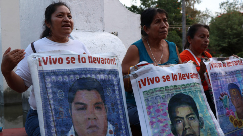 Madres de tres de los 43 estudiantes desaparecidos de Ayotzinapa, en una protesta el pasado 23 de septiembre de 2019.EFE/ Francisca Meza