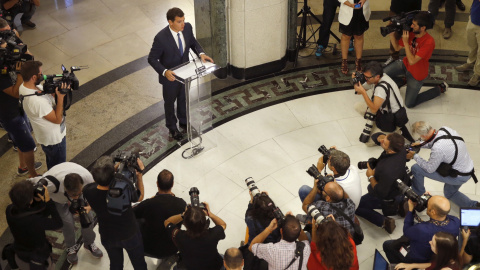 El líder de Cuidadanos, Albert Rivera, durante su comparecencia ante los medios tras la reunión que celebró con el presidente del Gobierno en funciones, Mariano Rajoy, en el Congreso de los Diputados.EFE/Mariscal