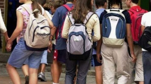 Jóvenes entrando en un instituto / EFE