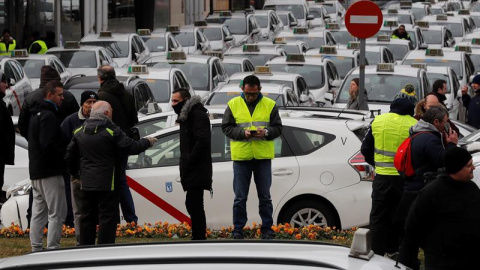 Concentración de taxistas en las inmediaciones del recinto ferial de Ifema, en Madrid. /EFE